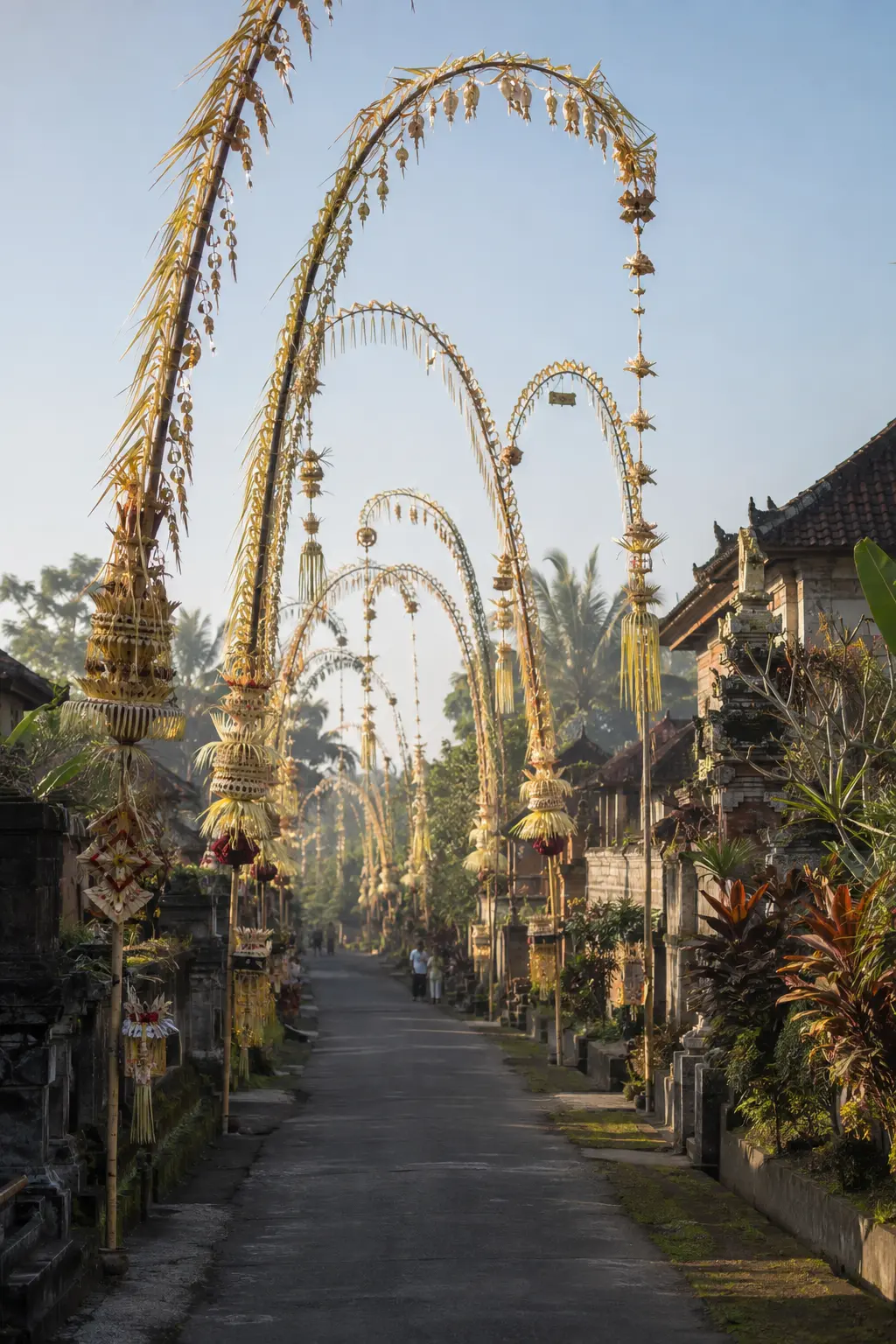 装饰着 Penjor 的村落街道