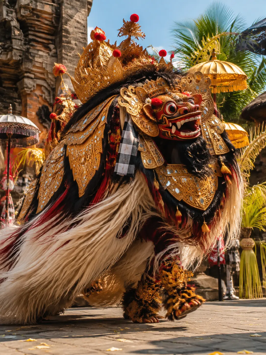 阳光寺庙庭院里的 Barong 舞蹈